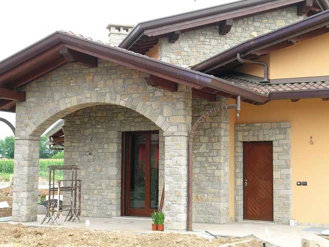 Decorazione ville, residenze e giardini in pietra cava bettoni Facciata casa in pietra